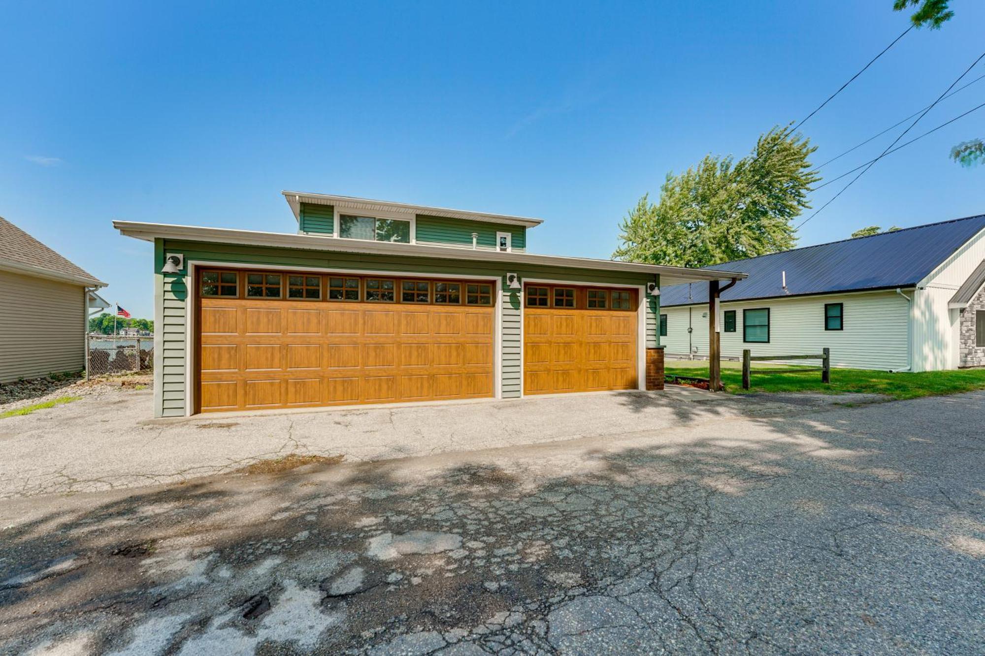 Waterfront Lake Fenton Home With Decks And Fire Pit! Exterior photo